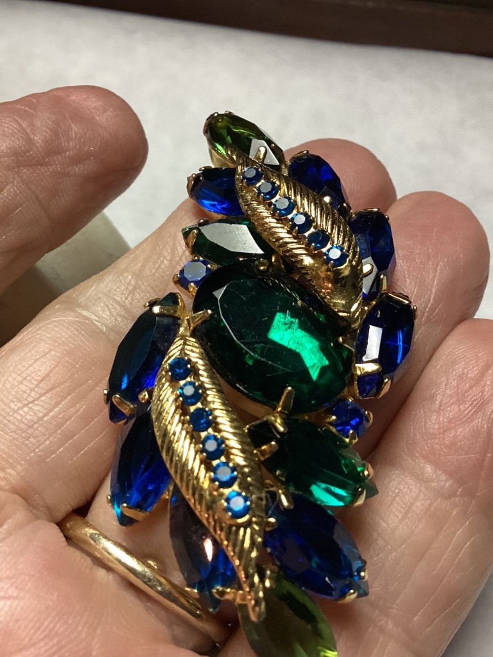 JULIANA stunning vintage brooch. Amazing colors are incredible.💙💚💙💚💙💚